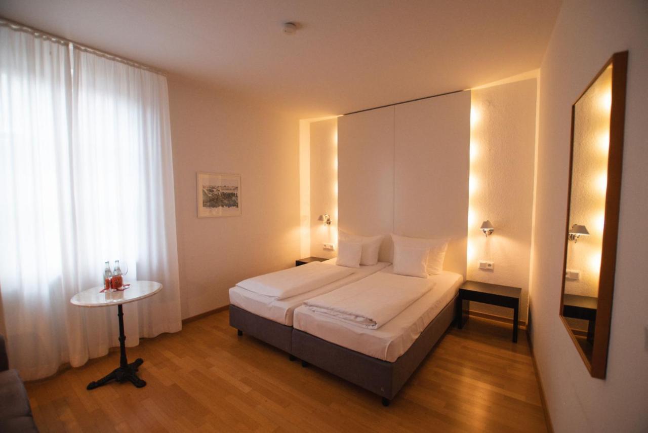 Hotel Am Main Veitshochheim Bagian luar foto