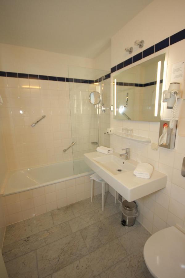 Hotel Am Main Veitshochheim Bagian luar foto