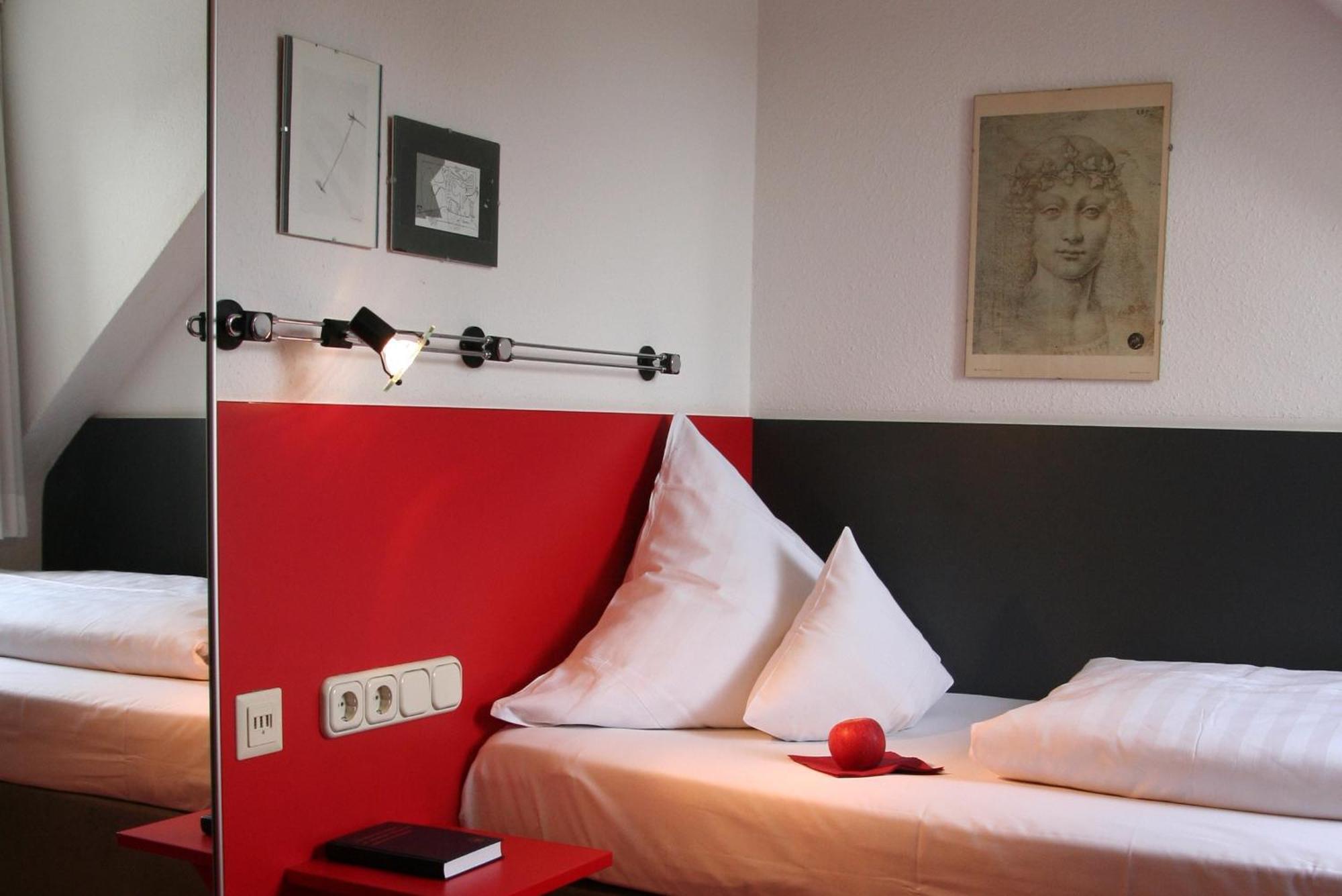 Hotel Am Main Veitshochheim Ruang foto