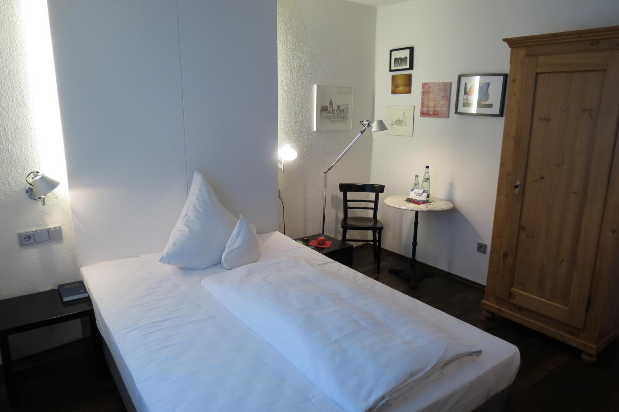 Hotel Am Main Veitshochheim Ruang foto