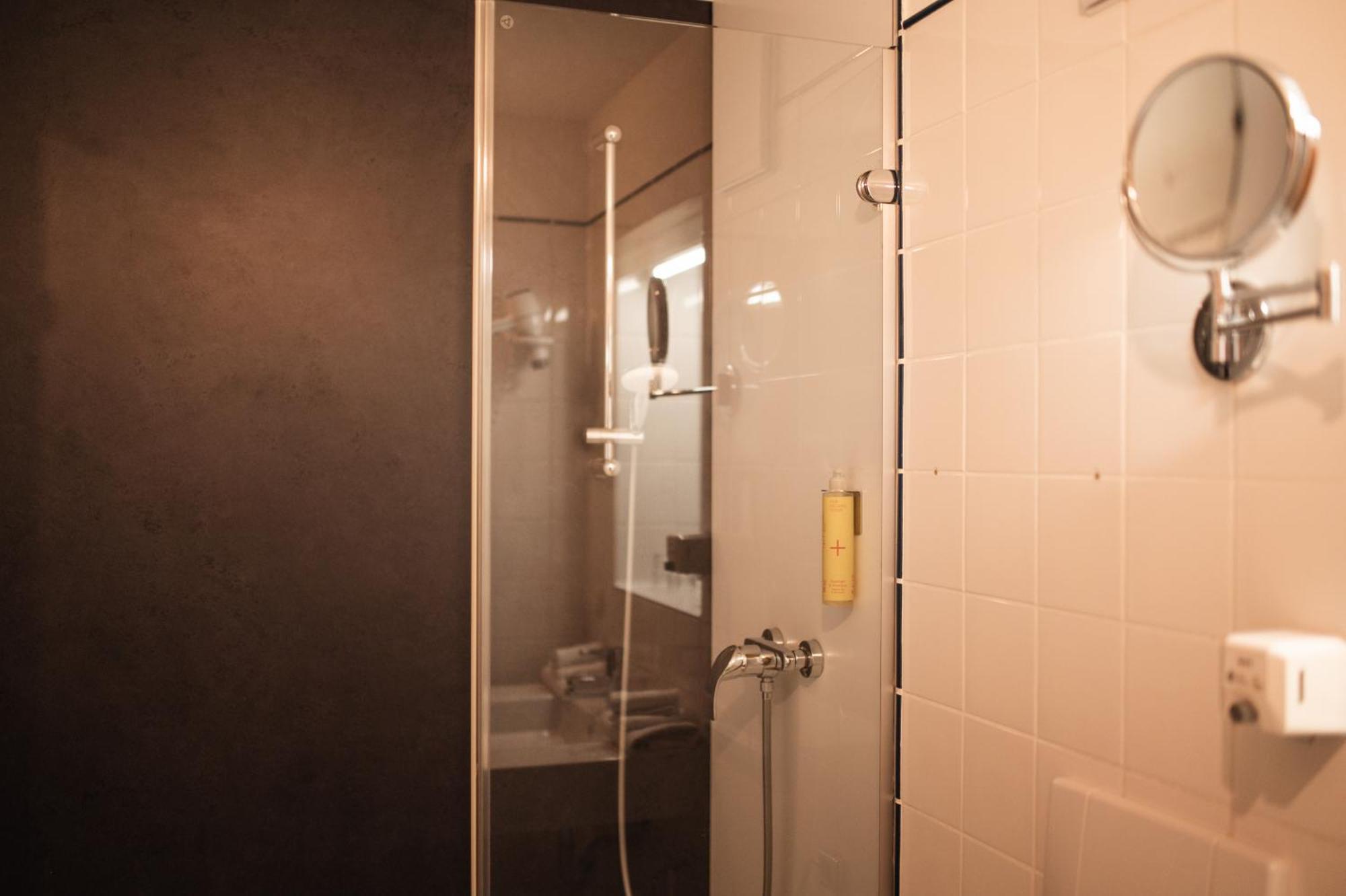 Hotel Am Main Veitshochheim Ruang foto