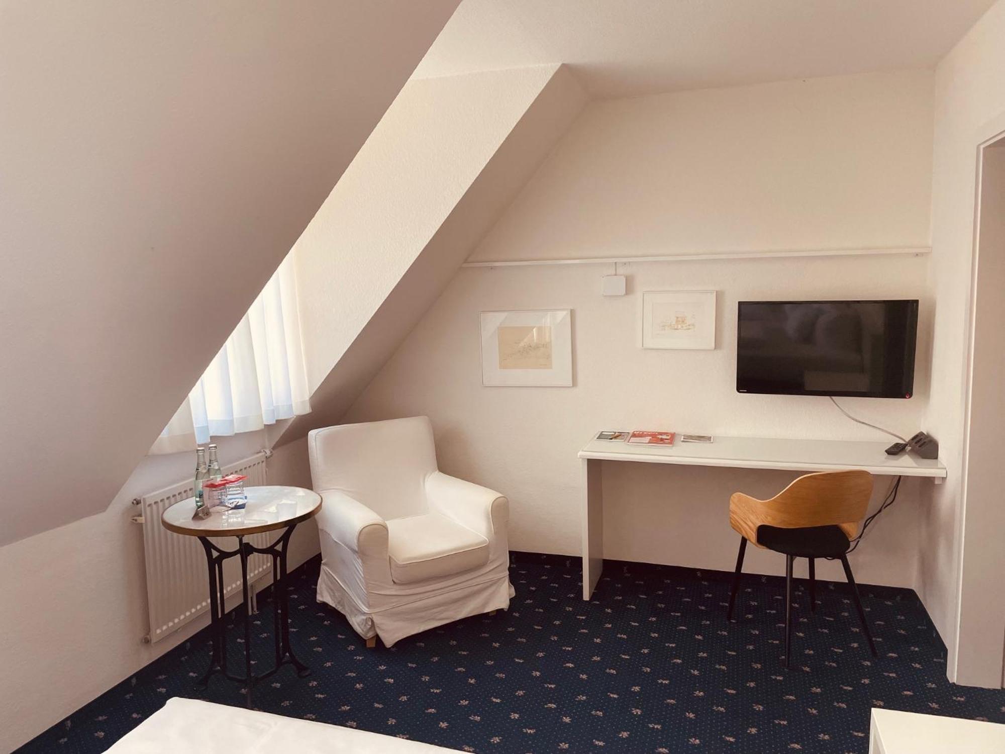 Hotel Am Main Veitshochheim Ruang foto