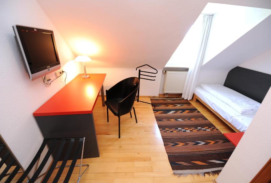 Hotel Am Main Veitshochheim Ruang foto